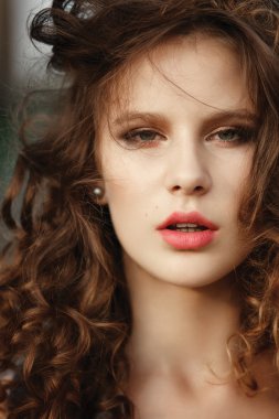 Güzel bir genç kızın portresi.