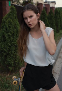 güzel genç kız kaykay ile el ayakta