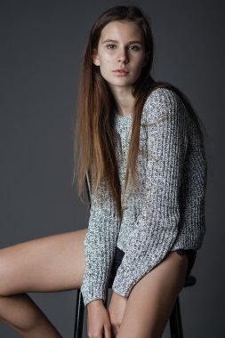 gri zemin üzerine güzel bir kadın