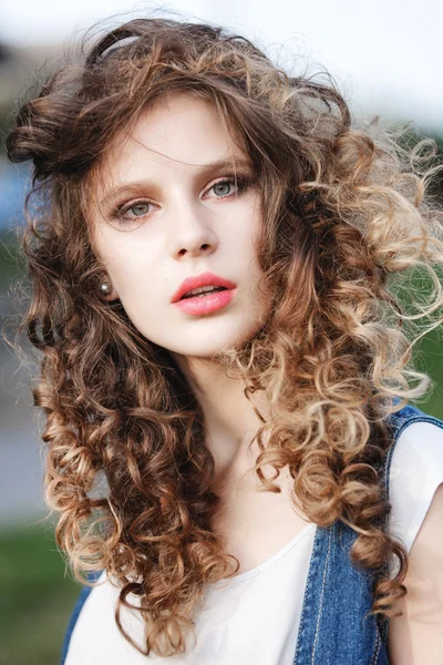 Nahaufnahme Porträt eines schönen jungen Mädchens mit lockigem braunem Haar — Stockfoto