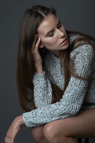 Schöne Frau auf grauem Hintergrund — Stockfoto