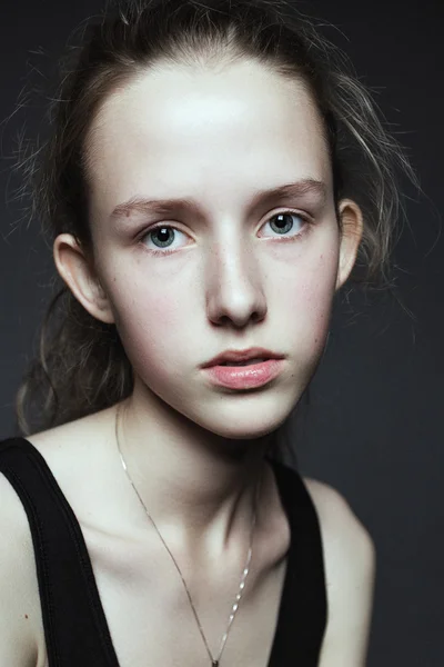 Retrato de cerca de la cara de una mujer joven sin maquillaje. Natural i —  Fotos de Stock