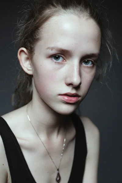 Gros plan portrait de jeune femme sans maquillage. Naturel i — Photo