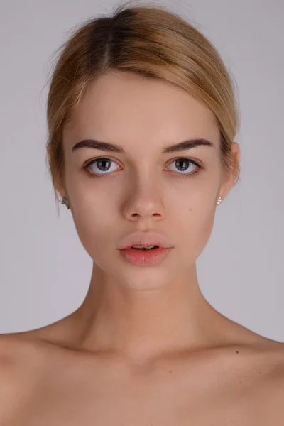 Close-up face portrait of young woman without make-up. Natural i — Stock Photo, Image