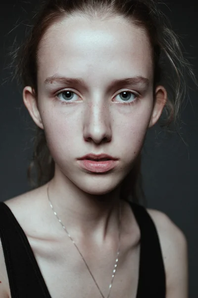 Gros plan portrait de jeune femme sans maquillage. Naturel i — Photo