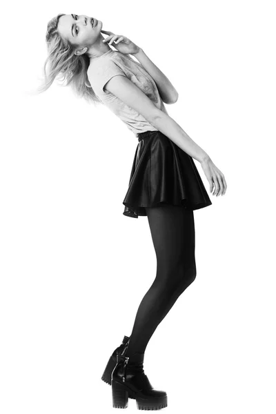 Divat lány modell pózol fehér háttér — Stock Fotó