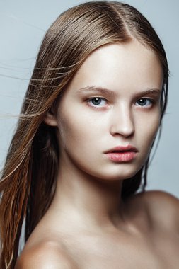 Çarpıcı bir sarışın portresi