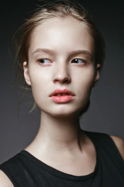 Retrato close-up de jovem bela mulher — Fotografia de Stock