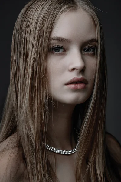 Schönheit Mode Glamour Mädchen Porträt über schwarzem Hintergrund. — Stockfoto