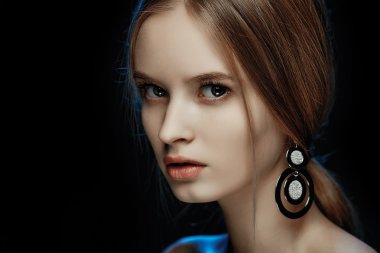 Mükemmel uzun parlak kahverengi saçlı güzellik modeli.