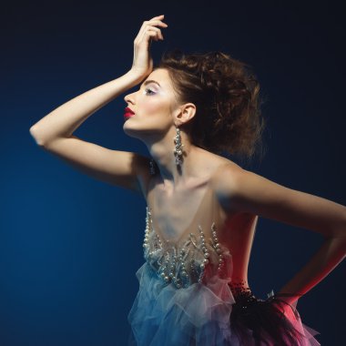 Güzel elbise, hareket atış genç güzel beyaz modeli.