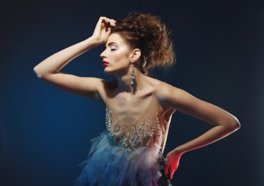 Güzel elbise, hareket atış genç güzel beyaz modeli.