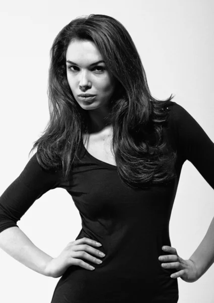 Attractive young woman posing by the wall. — Stock Photo, Image