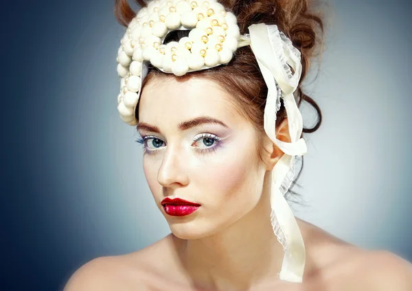 Bella ragazza con maschera di carnevale sulla testa . — Foto Stock