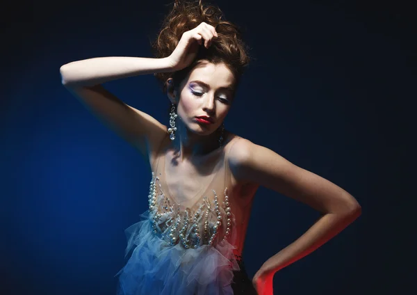 भव्य ड्रेस मध्ये युवा सुंदर काकेशियन मॉडेल, मोशन शॉट . — स्टॉक फोटो, इमेज