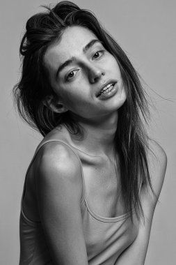 güzel moda model gri arka plan üzerinde poz portresi.