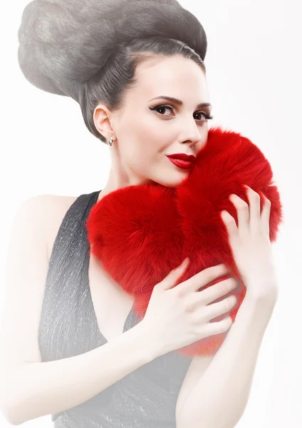 Flicka med ett rött hjärta gjort?? av päls — Stockfoto
