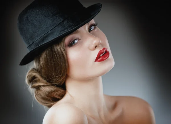 Sexy young pretty woman / model with red lips, vintage / retro h — Stock Photo, Image