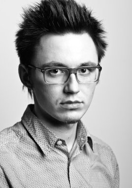 Gözlüklü genç yakışıklı adam