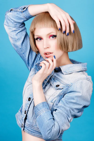 Vacker flicka i en peruk med ljusa makeup — Stockfoto