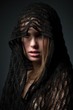 Güzel bir sarışın portresi