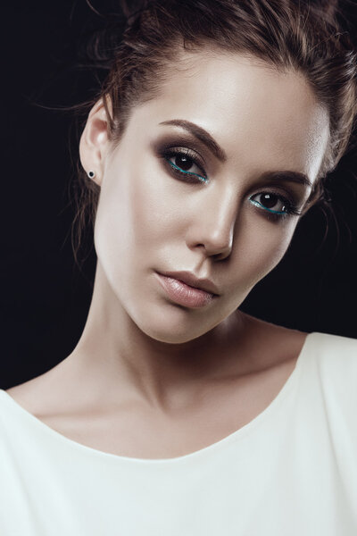 Фотография красивой брюнетки
.