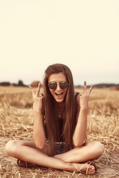 Hipster hermosa chica en un campo — Foto de Stock