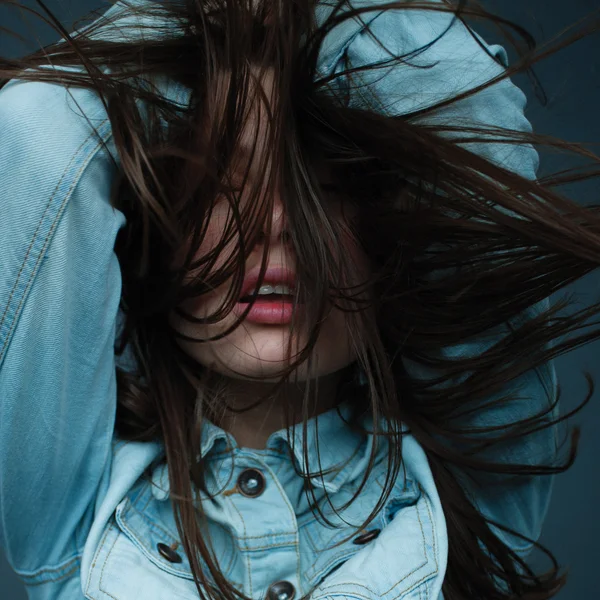 Fille aux lèvres pleines et aux cheveux longs dans une veste en denim . — Photo