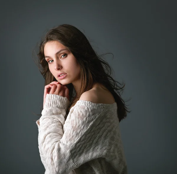 Fashion shot of a gorgeous girl with an elegant up-do wearing a — Stock Photo, Image