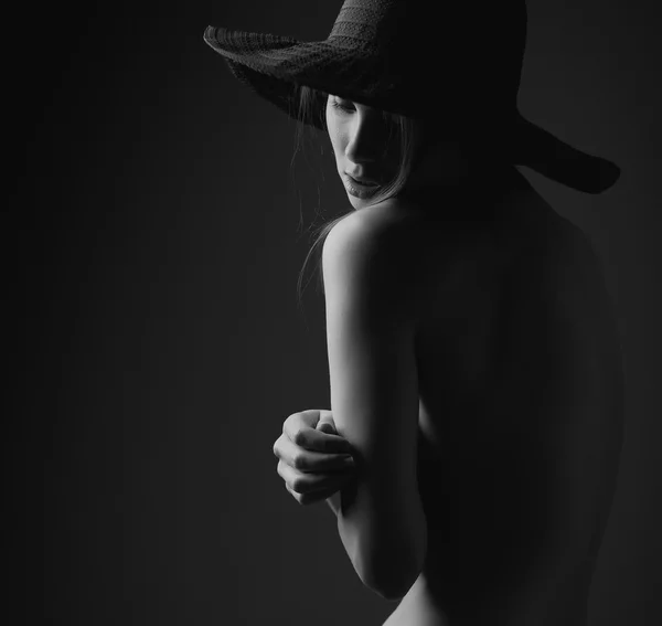 Reabilitation在优雅的大帽子的裸照女人. — 图库照片