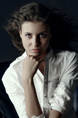 Uzun kahverengi saçlı güzel bir genç kadın..