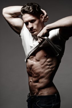 Yakışıklı vücut geliştirmeci gösterir onun ## güzel bir fiziği, mükemmel omuz