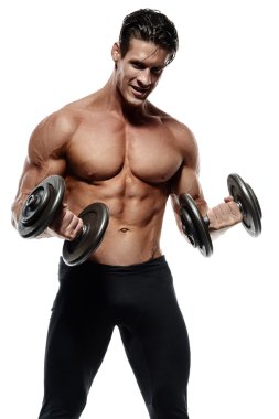 Poz kas ve formda genç vücut geliştirmeci çekirdek gösterir 