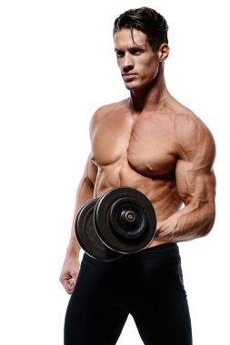 kaslı vücut geliştirmeci biri dumbbells ile yapıyor