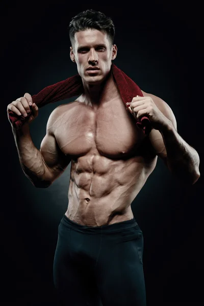 Kas ve formda genç vücut geliştirmeci fitness erkek model poz. — Stok fotoğraf
