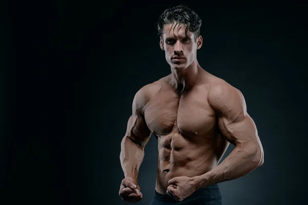 Gespierde sportieve bodybuilder fitness model poseren — Stockfoto