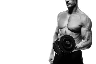 kaslı vücut geliştirmeci biri dumbbells ile yapıyor