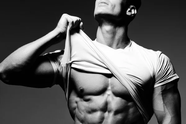 Hombre mostrando su cuerpo muscular —  Fotos de Stock