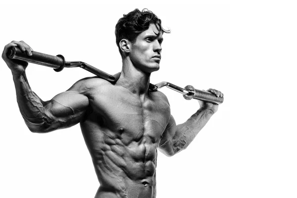 Muscolare e in forma giovane bodybuilder posa dimostra il nucleo — Foto Stock