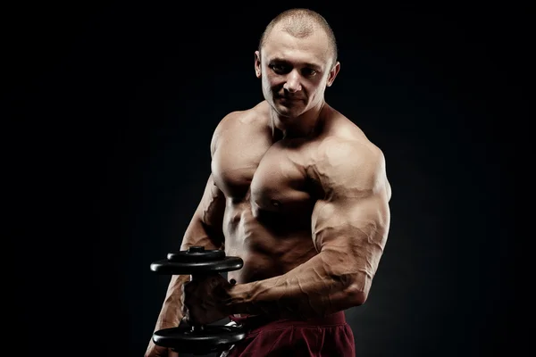 Hübscher Kraftsportler im Training, der Muskeln aufpumpt — Stockfoto