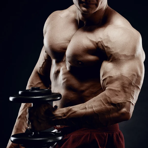 Hübscher Kraftsportler im Training, der Muskeln aufpumpt — Stockfoto