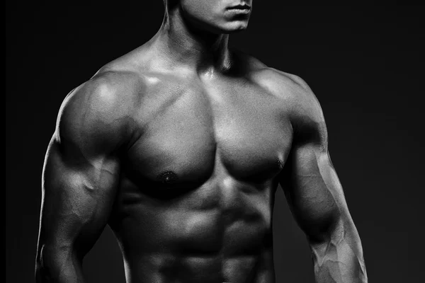 Nahaufnahme eines Power-Fitness-Mannes. starker und schöner junger Mann — Stockfoto