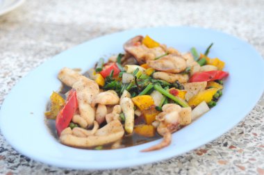 Kızarmış kalamar kara biber