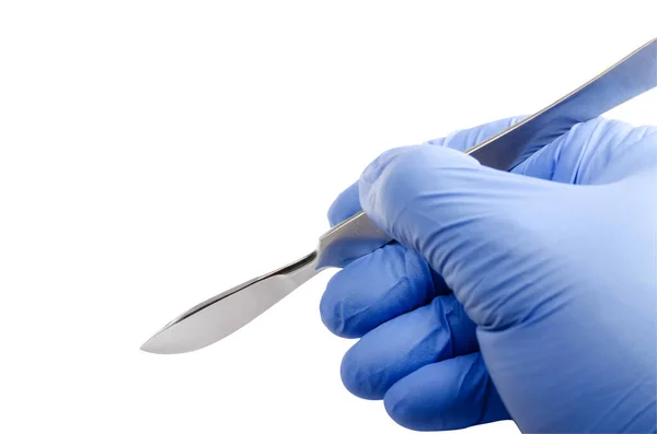 Рука Хирурга Голубой Перчатке Держащего Скальпель Изолированный Белой Поверхности — стоковое фото