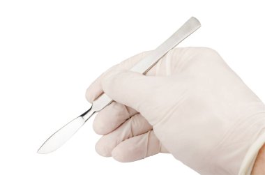 Beyaz arka planda izole edilmiş eldivenle doğru adamın elinde neşter.