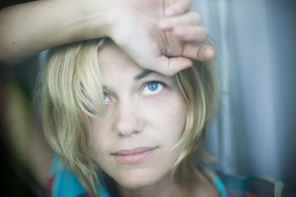 Retrato de una mujer adulta joven — Foto de Stock