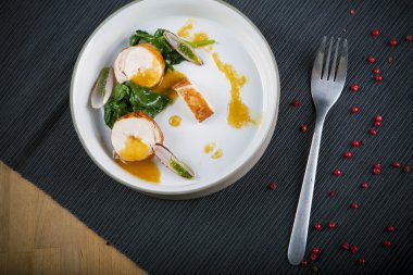 bir tabak salata ve deniz ürünleri ile görüntü