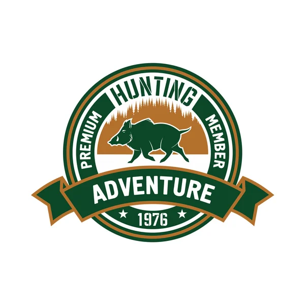 Badge club de chasse avec sanglier et forêt — Image vectorielle