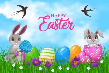 Yumurtalı ve çiçekli Paskalya tavşanları. Paskalya yumurtası avlama tavşanları ve yeşil çimen tarlasına bahar çiçekleri, çiçek buketi ve mavi gökyüzündeki kuşları yutan hediyeler.