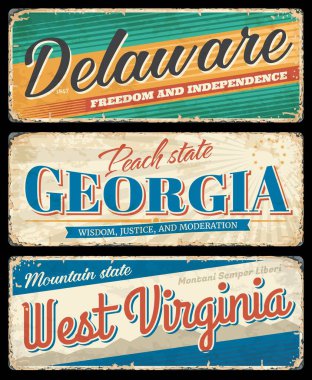 Amerikan eyaletleri, Delaware, Georgia ve Batı Virginia vintage taşıyıcı bayrakları, seyahat yeri işaretleri. Retro grunge tahtaları, üzerinde tipografi bulunan eski panolar, turistik plaklar.